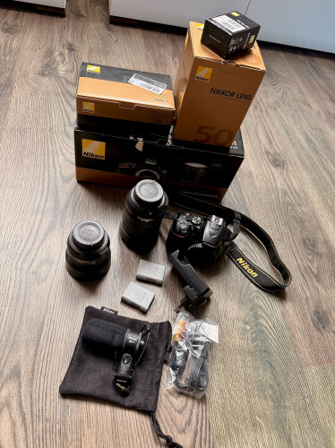 Nikon D5500  NIKON 18-140 mm VR včetně clony NIKON 50 mm f/1,4 G AF-S včetně clony Baterie 2x /výborné kondice/ Mikrofon ME 1 Nabíječka baterií MH 24